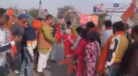 هنود يحطِّمون تمثالاً للمسيح ويحرقون دمية لـ”سانتا كلوز”