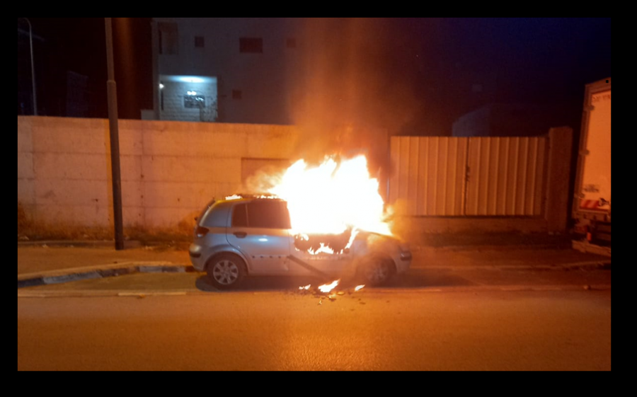 الطيبة : ألسنة النيران تلتهم مركبة خصوصية