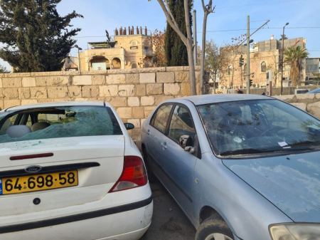 مستوطنون يرشقون مركبات المقدسيين بالحجارة في القدس 