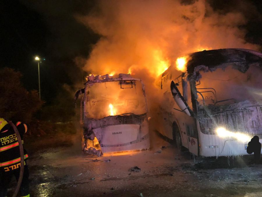 اندلاع حريق بحافلتين في مدينة الرملة