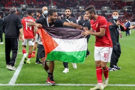 الأهلي المصري بالعلم الفلسطيني احتفل بالفوز بكأس السوبر الافريقي