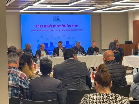 مركز السلطات المحلية يطالب الحكومة بالإلتزام بالميزانيات وإستمرار الخطط المصادق عليها لدعم المواطنين العرب