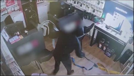 فيديو : إتهام شاب من قرى النقب بمحاولة سرقة خزنة من محل تجاري في نتانيا