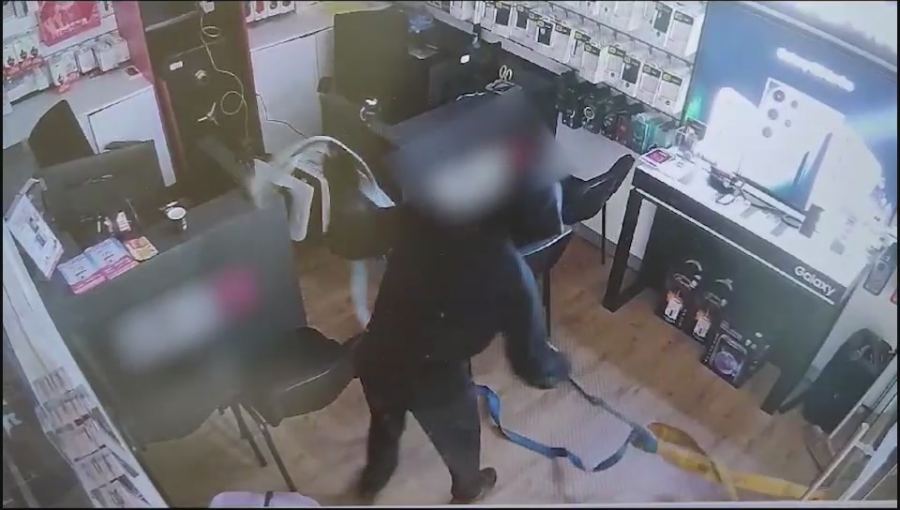 فيديو : إتهام شاب من قرى النقب بمحاولة سرقة خزنة من محل تجاري في نتانيا