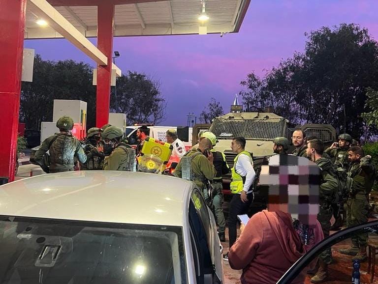 إصابة جندي اسرائيلي بعملية طعن على حاجز قرب رام الله