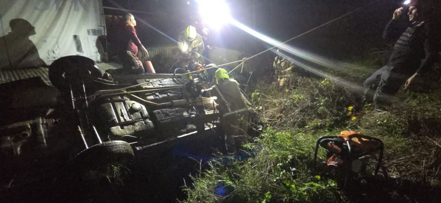 شفاعمرو : تخليص عالق جراء سقوط سيارة في واد بعمق ٧ أمتار.