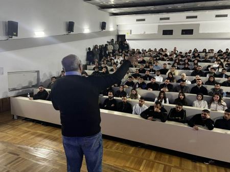 آلاف الأطباء والمعلمين بلا عمل، بينما جهازا الصحة والتعليم ينهاران..لماذا؟