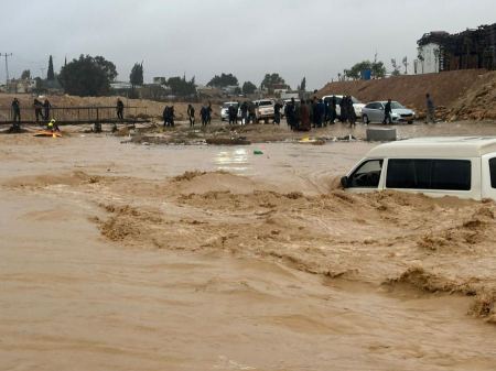 شاهد : طواقم الإطفاء والإنقاذ تعمل على انقاذ عالقين في الشماال والمثلث والجنوب