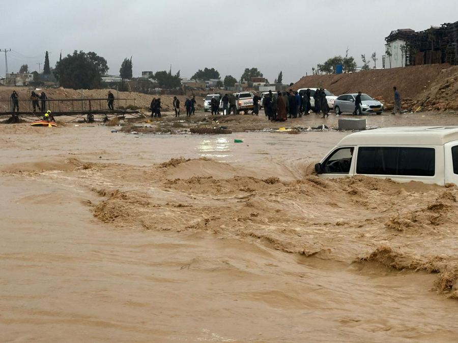 شاهد : طواقم الإطفاء والإنقاذ تعمل على انقاذ عالقين في الشماال والمثلث والجنوب